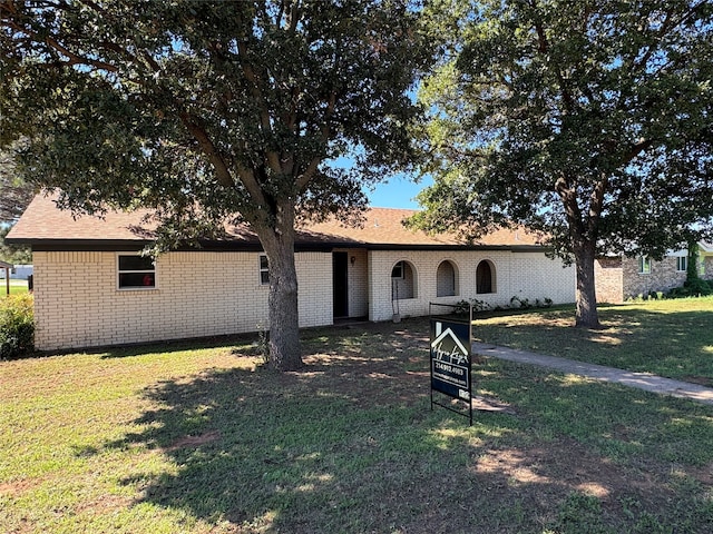 view of front of property featuring a front lawn