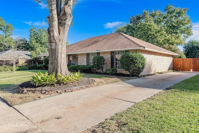 single story home featuring a front lawn