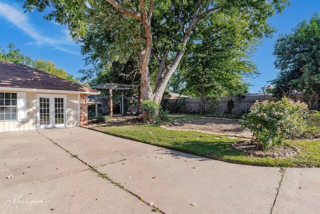 view of yard with a patio area