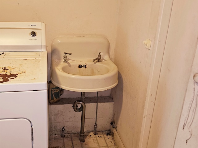 interior details with sink and washer / dryer