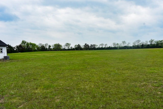 view of yard featuring a rural view