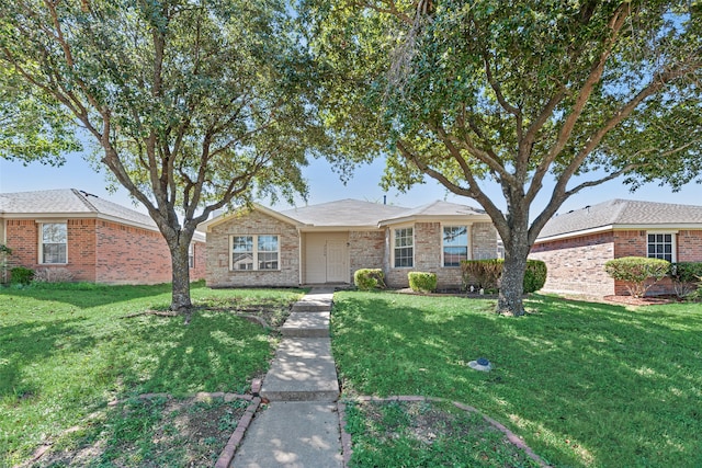 single story home with a front lawn