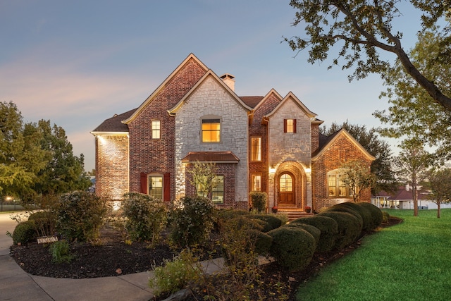 view of front of home featuring a lawn