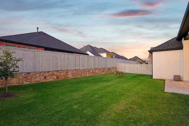 view of yard at dusk