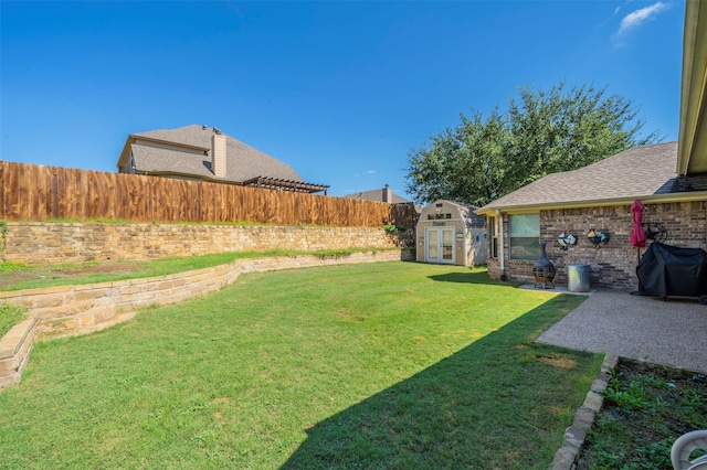 view of yard with a shed