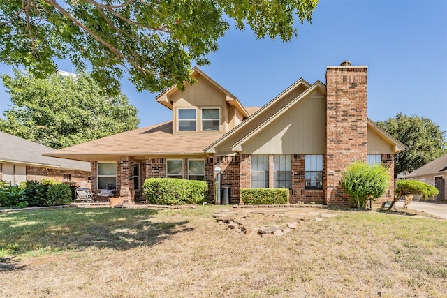 view of front of property featuring a front lawn