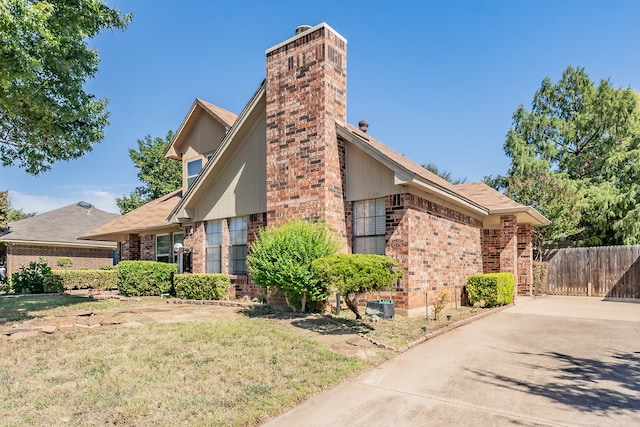 view of front of house featuring a front yard