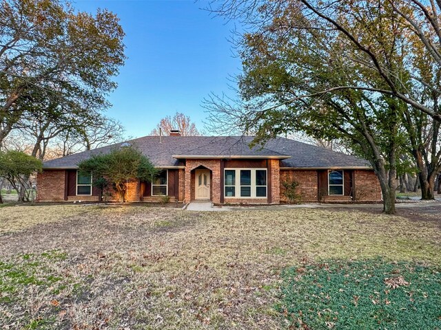 single story home with a front yard