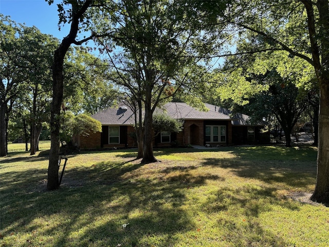 view of front of property featuring a front lawn