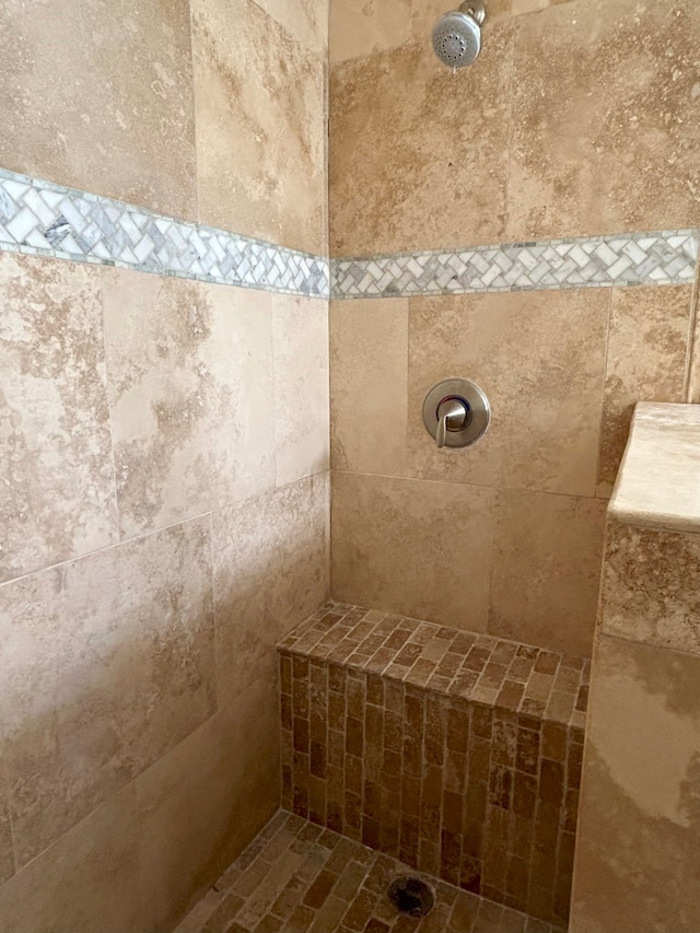 bathroom featuring a tile shower