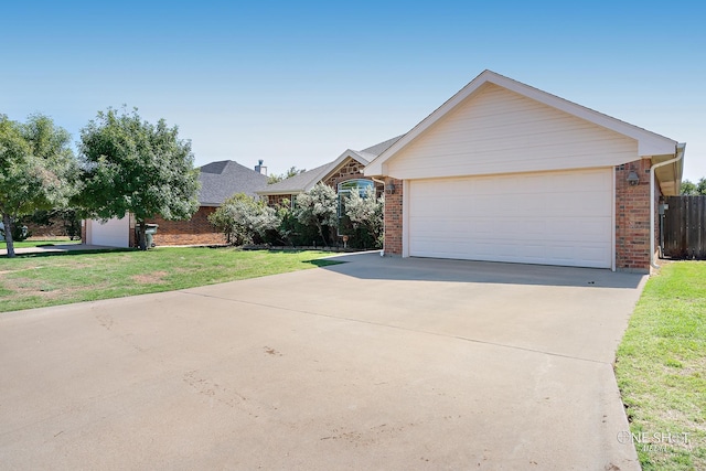 ranch-style house featuring a front yard