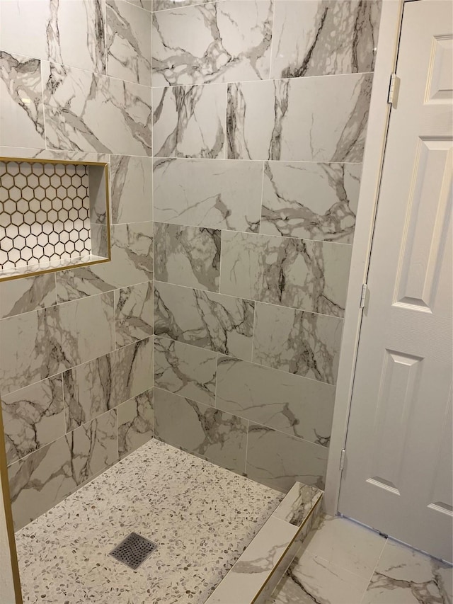 bathroom featuring a tile shower