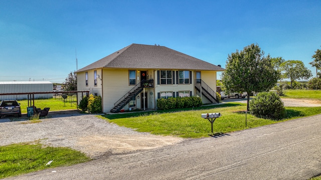 view of front of property featuring a front yard