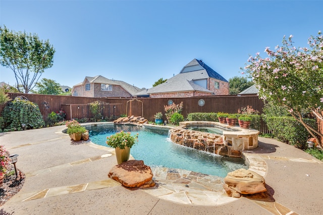 view of pool featuring an in ground hot tub and pool water feature