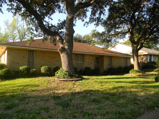 ranch-style home featuring a front yard