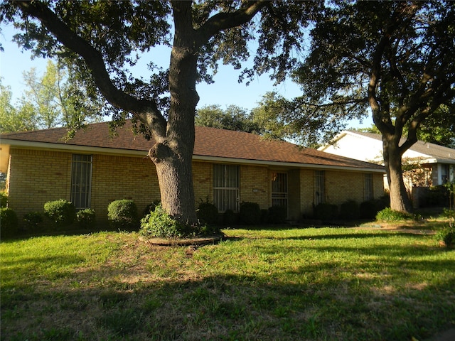 view of front of house featuring a front lawn