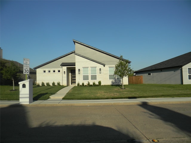 view of front of property featuring a front lawn