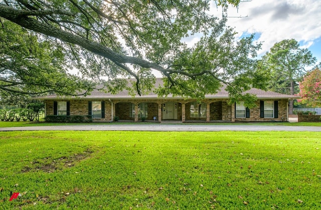 ranch-style home featuring a front lawn