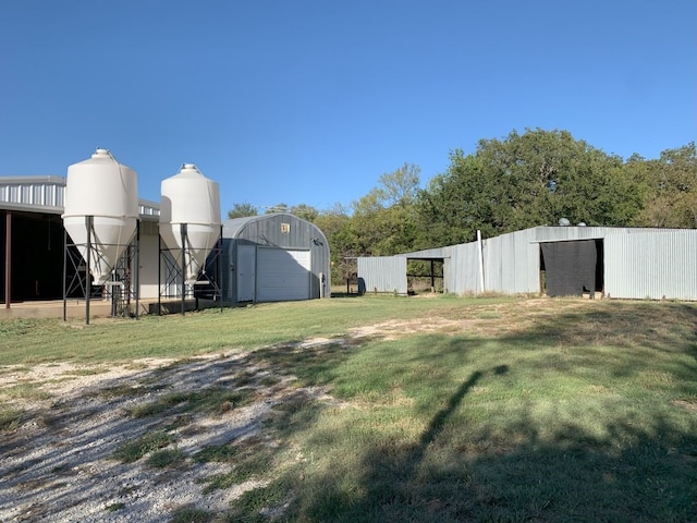 view of yard with an outdoor structure