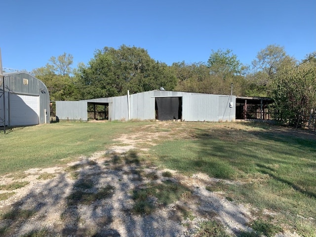 view of yard with an outdoor structure