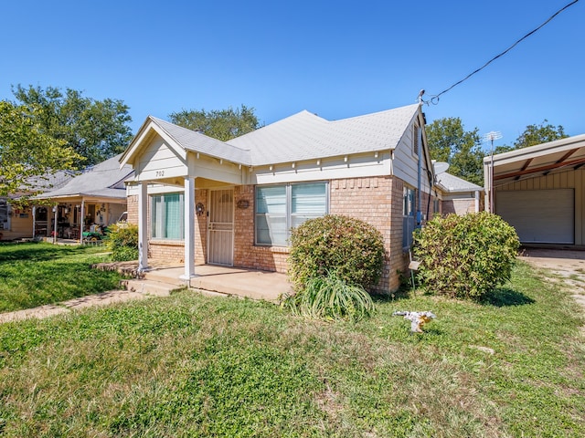 view of front of property featuring a front lawn