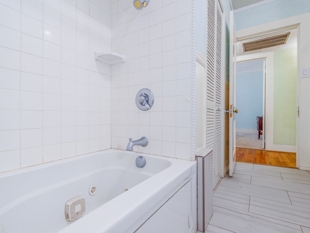 bathroom featuring tiled shower / bath combo