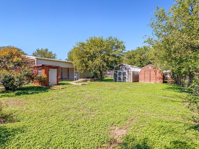 view of yard featuring a storage shed