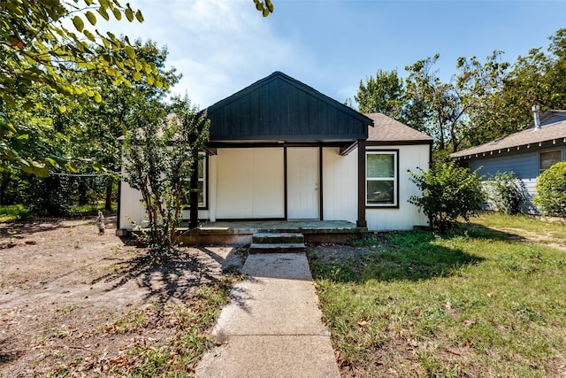 view of front of home with covered porch and a front yard