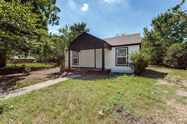 view of front of home with a front lawn