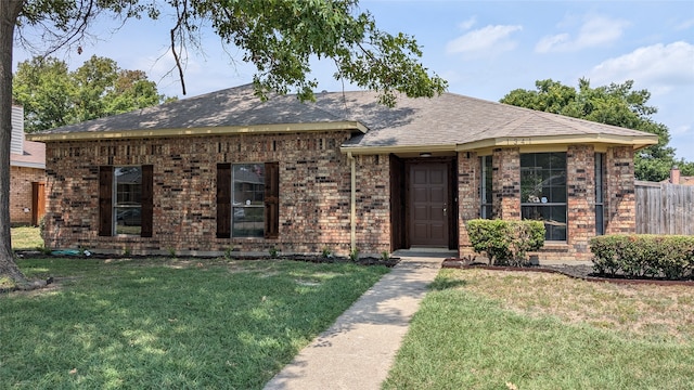 view of front of house featuring a front lawn