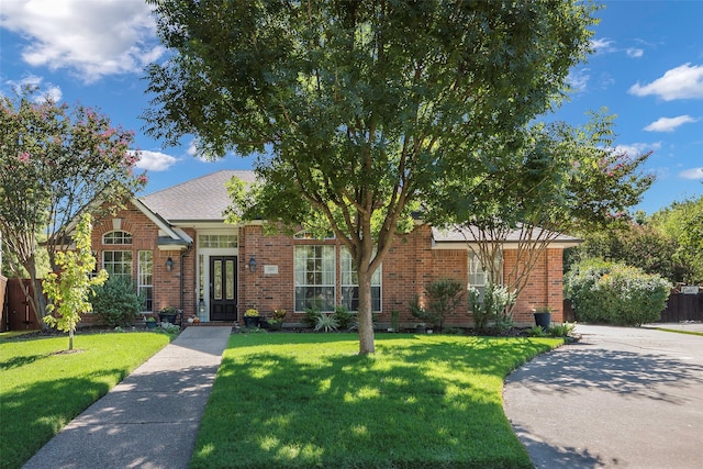 view of front facade featuring a front lawn