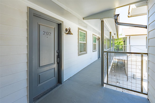 property entrance featuring a porch