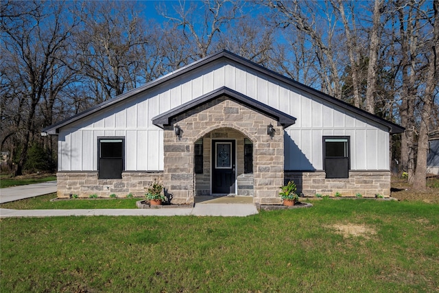 view of front of property with a front yard