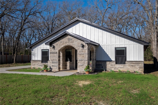 view of front of house with a front lawn