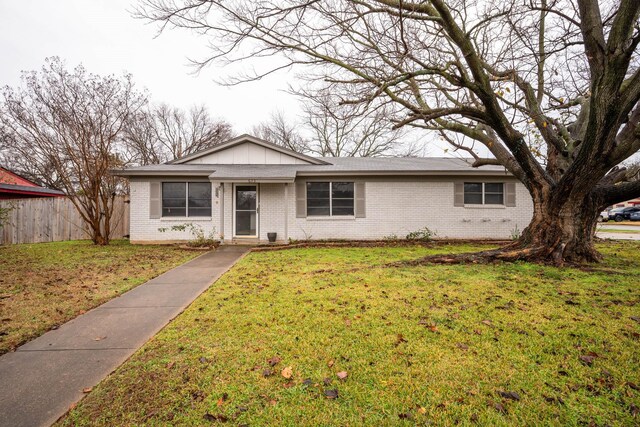 ranch-style home featuring a front yard