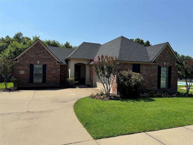 view of front of house featuring a front lawn