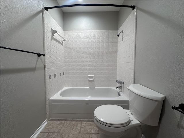 bathroom with tiled shower / bath and toilet