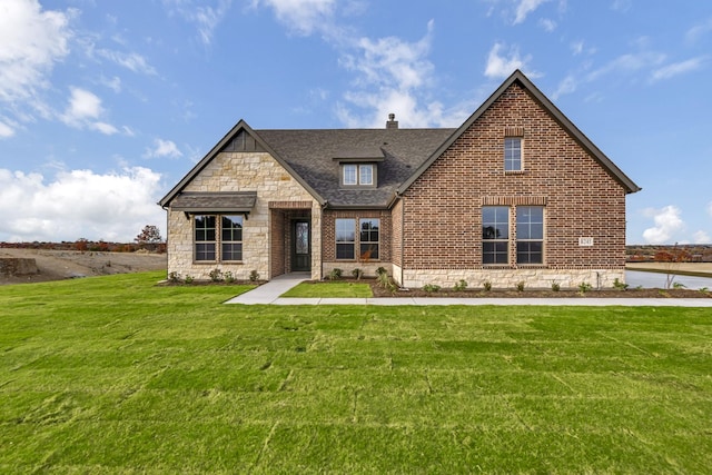 view of front facade with a front lawn