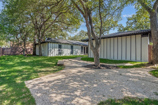 view of front of property with a front yard