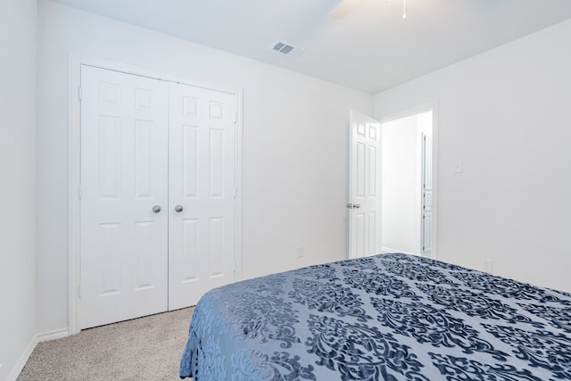 bedroom featuring ceiling fan, a closet, and carpet