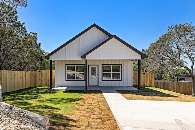 view of front of house with covered porch and a front yard