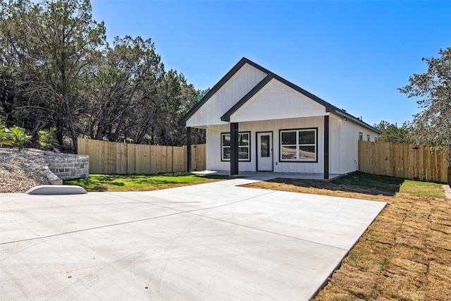 view of front of house featuring a porch and a front lawn