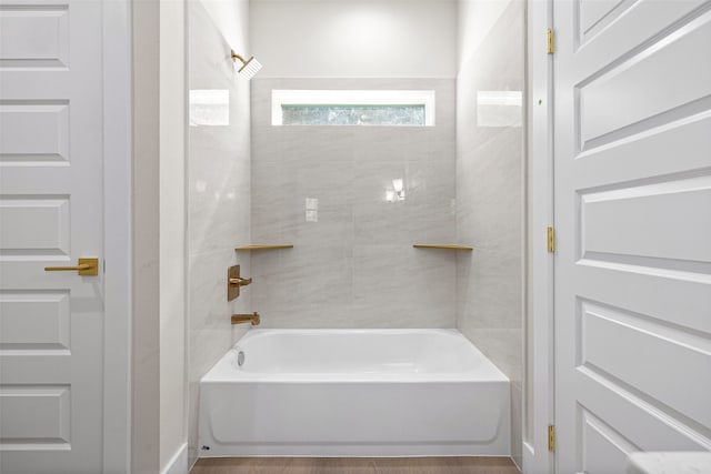 bathroom with bathtub / shower combination