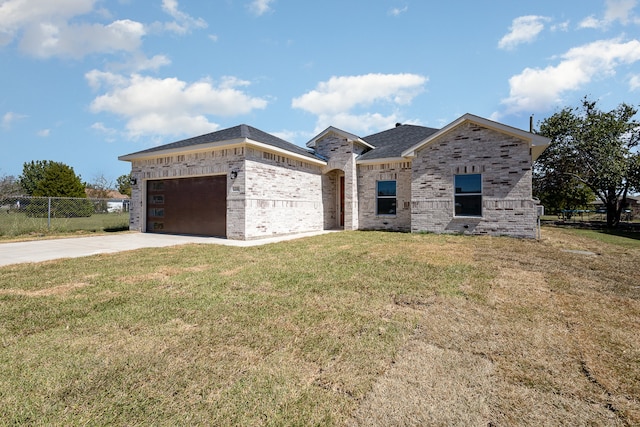 view of front of home featuring a front yard and a garage