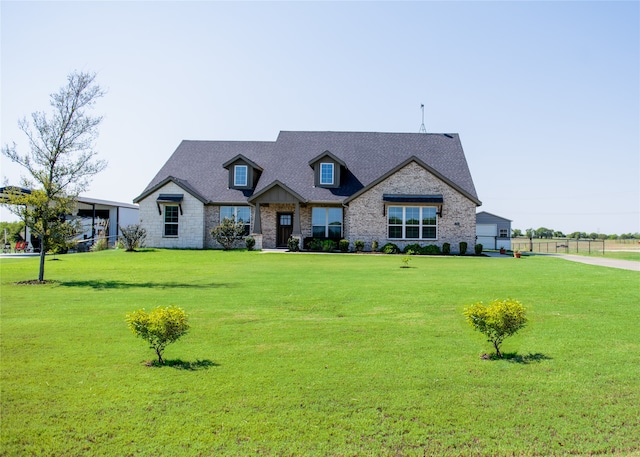 view of front facade featuring a front yard