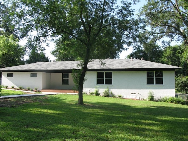 ranch-style house featuring a front lawn