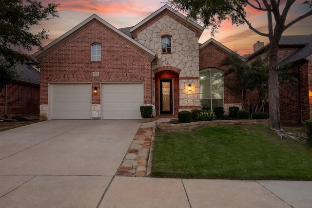 view of front property featuring a garage and a lawn