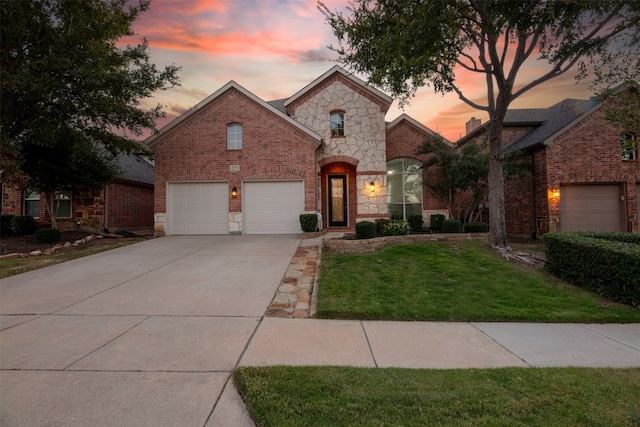 view of front of property featuring a yard