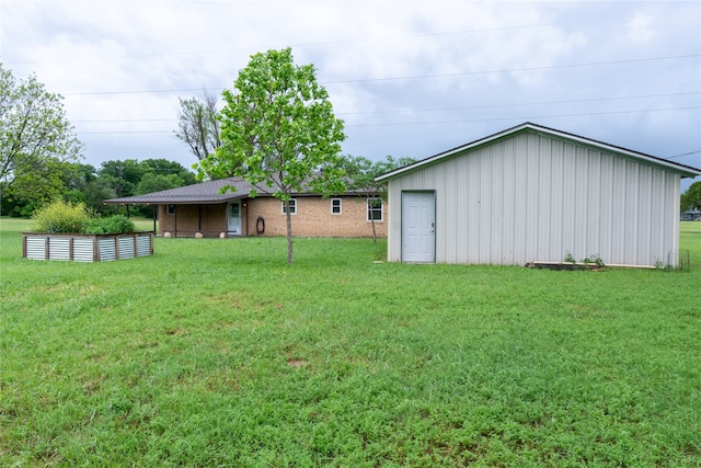 view of yard with an outdoor structure