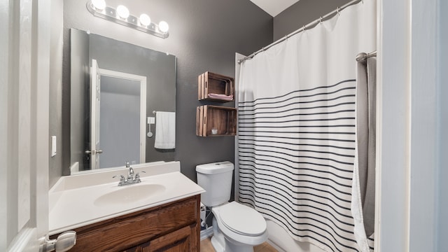 bathroom featuring a shower with curtain, vanity, and toilet